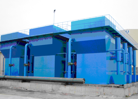 一體化自動(dòng)反沖洗凈水器是匯眾公司自主研發(fā)的新一代給水凈化設(shè)備，具有施工周期快、綜合投資少、占地面積小、運(yùn)行費(fèi)用低、出水水質(zhì)優(yōu)、操作維護(hù)簡(jiǎn)單等優(yōu)點(diǎn)，是城鎮(zhèn)給水、工礦企業(yè)給水凈化的理想設(shè)備。該設(shè)備做1999年獲得《國(guó)家建設(shè)部建設(shè)推薦產(chǎn)品》榮譽(yù)。